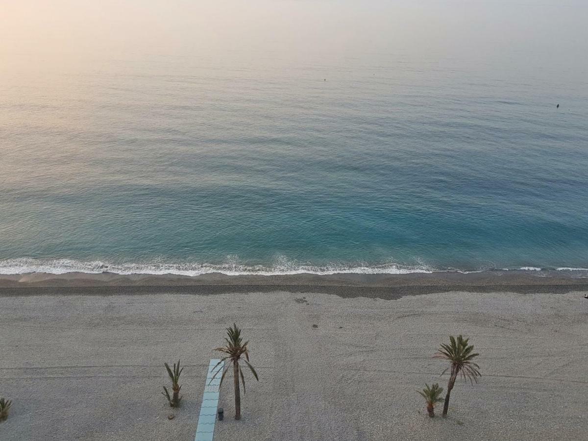 Atico En Almunecar. Primera Linea De Playa Con Vistas Espectaculares 外观 照片